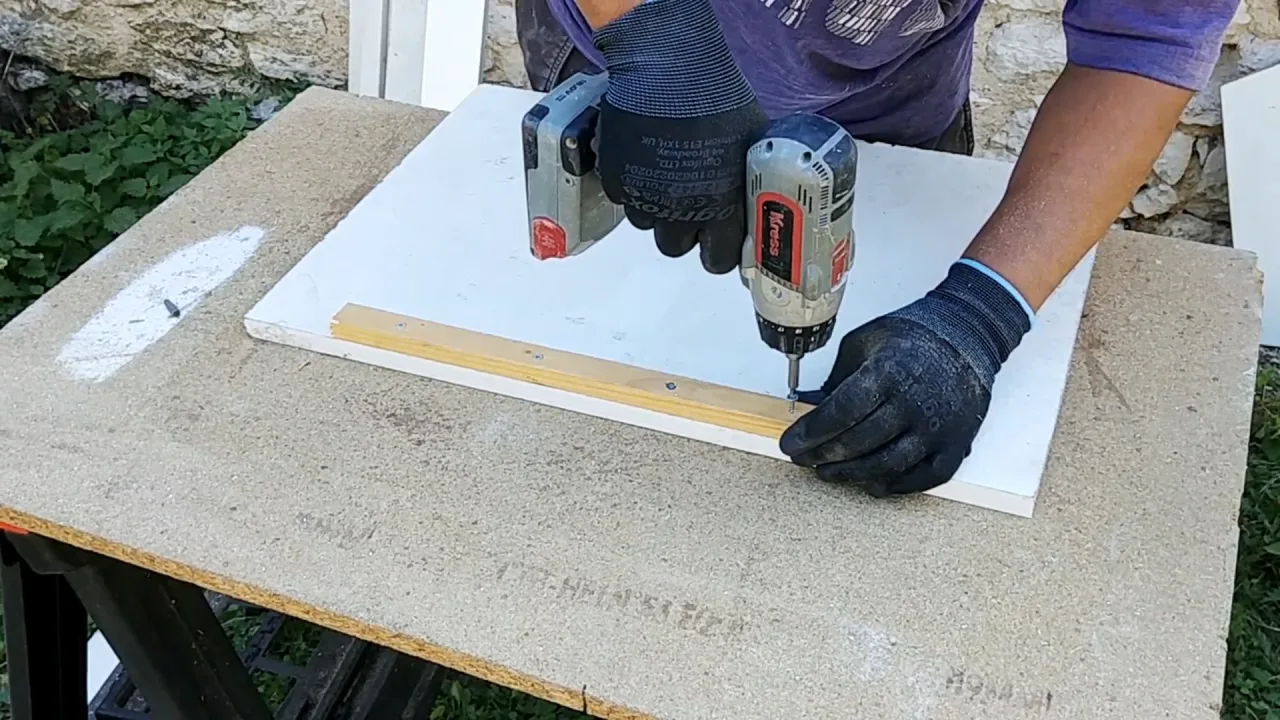 Fixer un tasseau