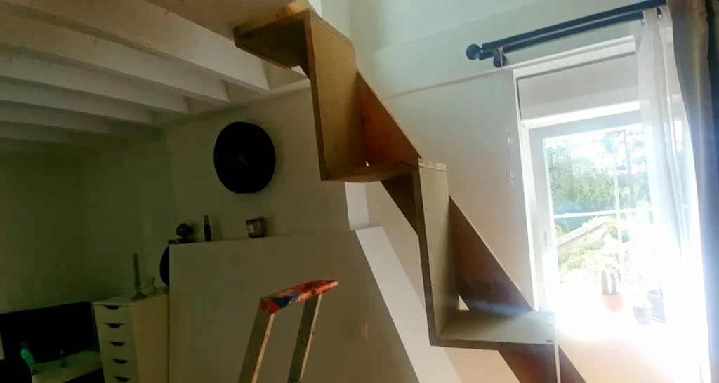 montage du côté gauche de l'escalier