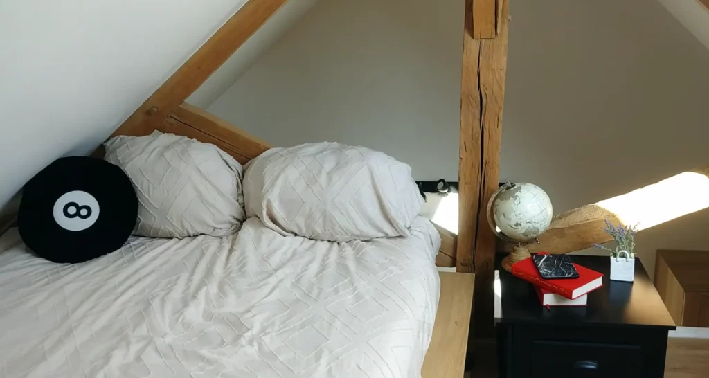 lit installé dans la mezzanine