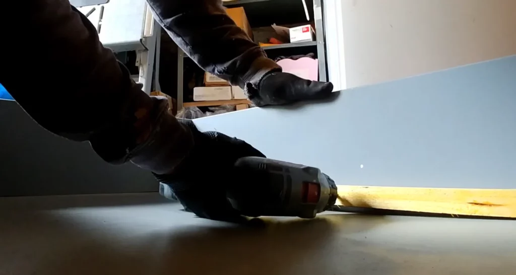 fixer le bois dans le fond