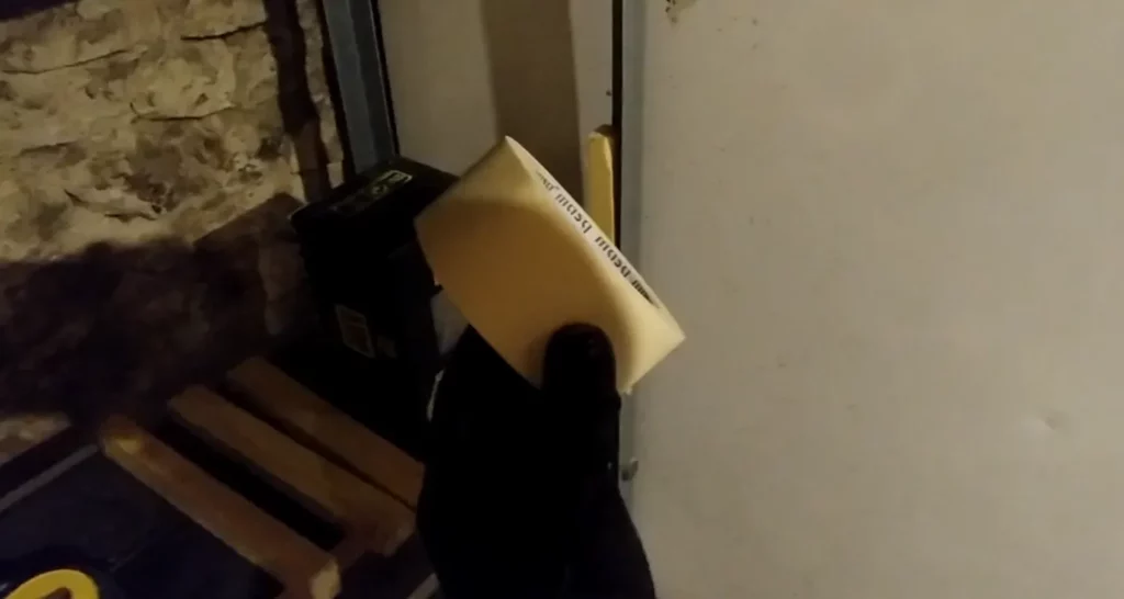 des bouts de bois et du scotch de peintre